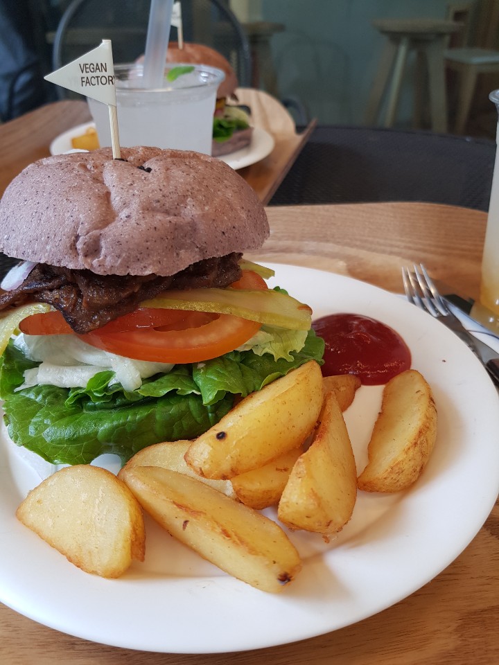 Burger and Chips at Yummy Yumill, vegan food in Seoul